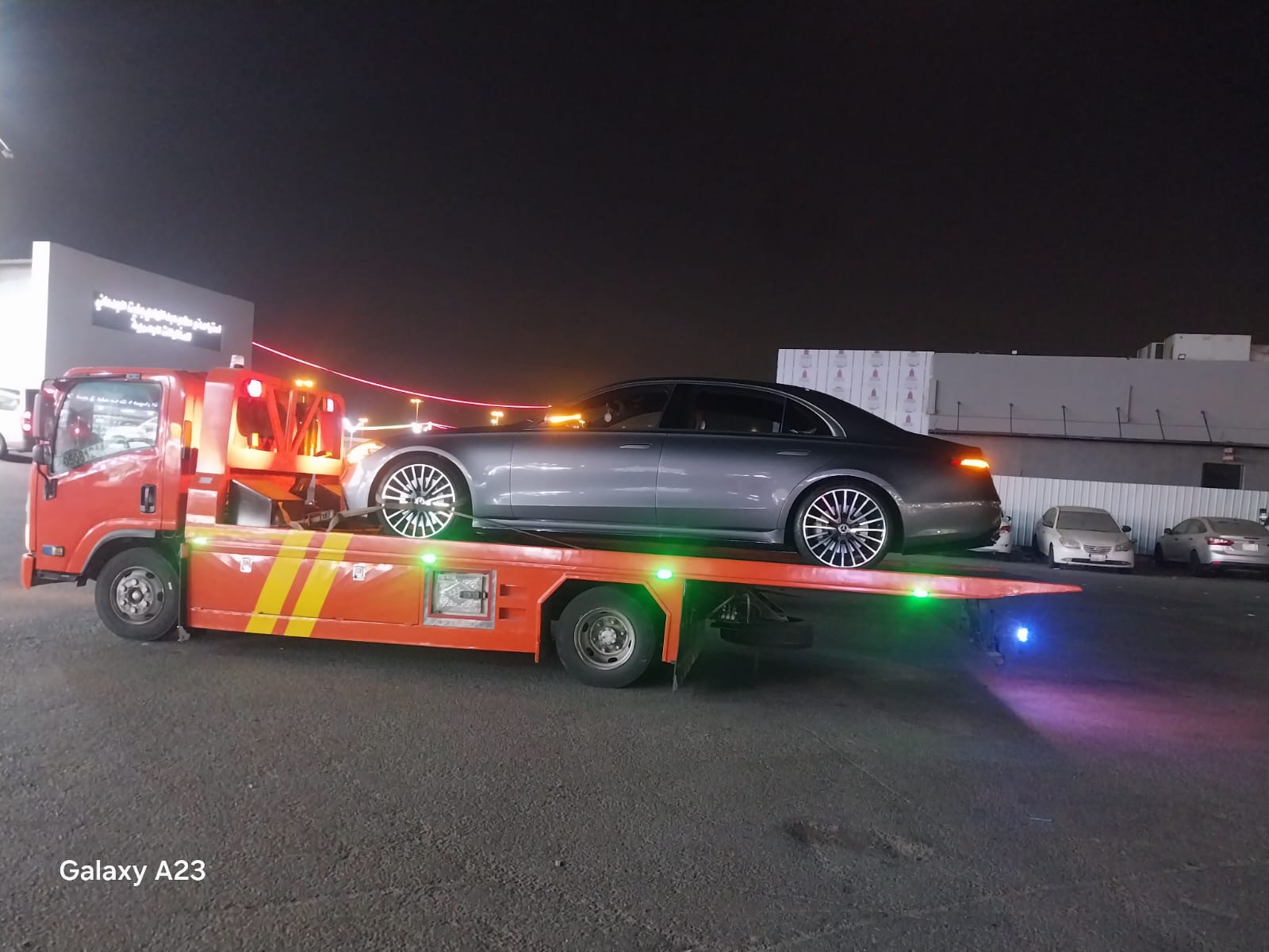 سطحة الدمام تعمل ليلاً مع إضاءة كاملة