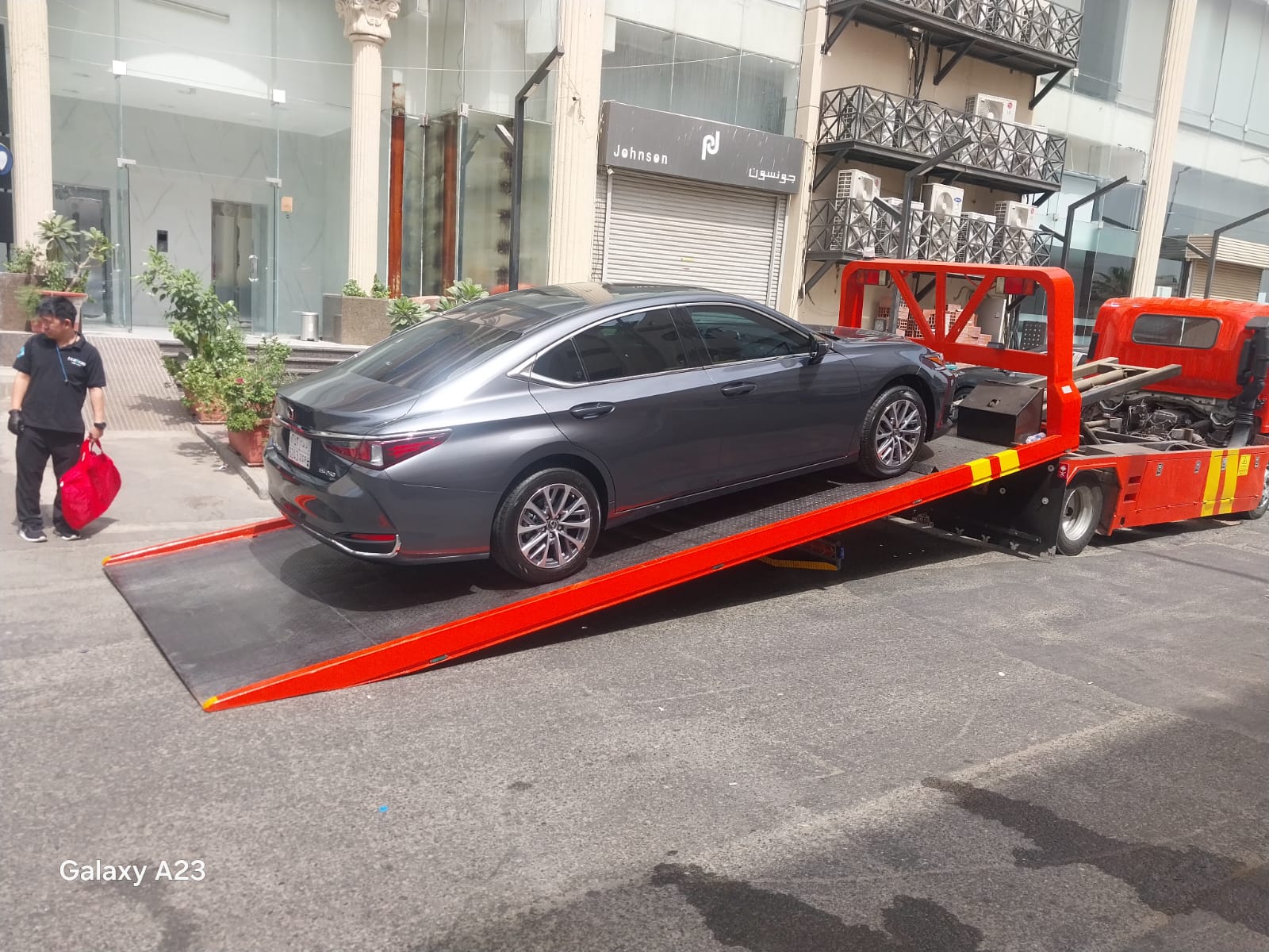 سطحة الدمام تنقل سيارة مع منحدر هيدروليكي