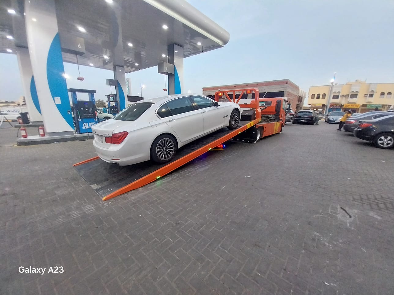 سطحة الدمام في محطة وقود